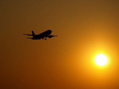 3 200 millones de personas viajaron en avi&oacute;n en 2014