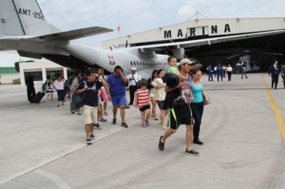 Turistas de Acapulco trasladados