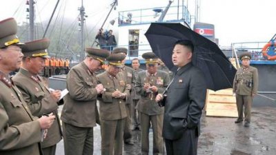 El l&iacute;der de Corea del Norte, Kim Jong-un, durante una inspecci&oacute;n de buques del ej&eacute;rcito. 