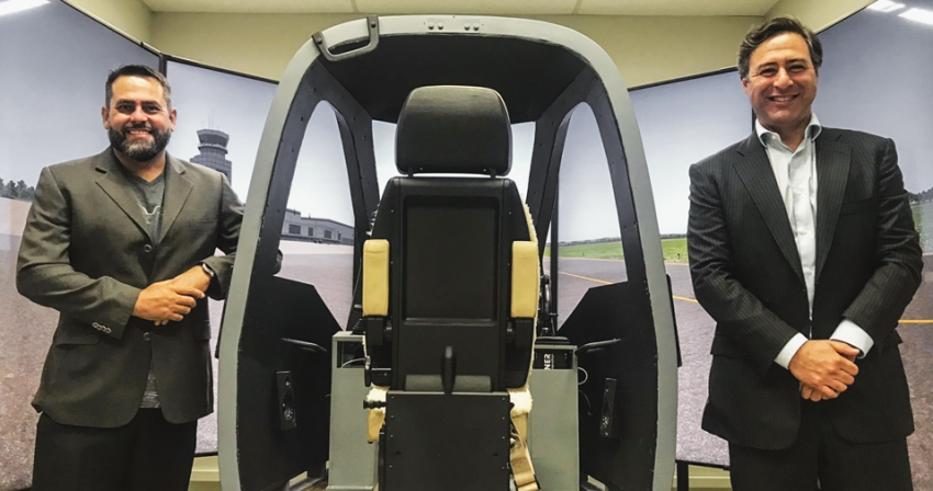 Andr&eacute; Stein, co-CEO de Eve y Martin Eurnekian, CEO de Corporaci&oacute;n Am&eacute;rica Airports durante la visita de Eurnekian al simulador de eVTOL en S&atilde;o Jos&eacute; dos Campos, S&atilde;o Paulo, Brasil.