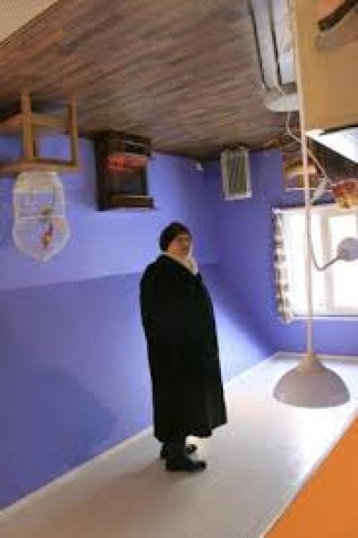 Una casa invertida se convierte en atracci&oacute;n tur&iacute;stica en Mosc&uacute;