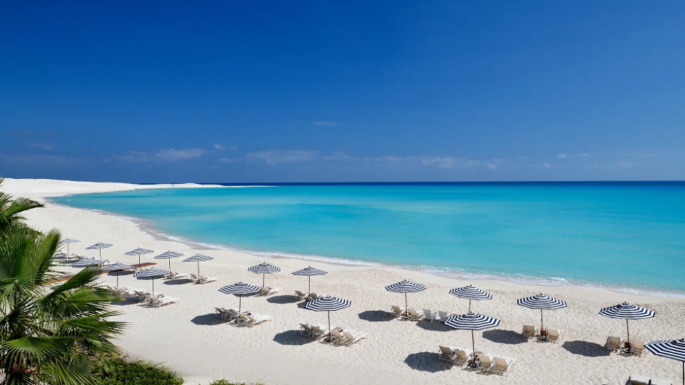 Sombrillas blancas en la playa frente al hotel Al Alamein