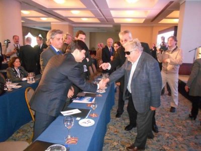 Con la presencia del Presidente Mujica en el Foro del Aire, el mensaje de la importancia asignada por el PE a la actividad fue dado. De aqu&iacute; en m&aacute;s, hay que caminar a la instalaci&oacute;n de la nueva pol&iacute;tica aeron&aacute;utica en el pa&iacute;s.