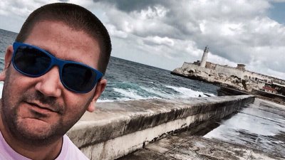 El cocinero Dani Garc&iacute;a con el malec&oacute;n de La Habana al fondo.
