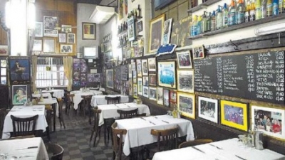 The Guardian public&oacute; una nota sobre El Obrero. Lo calific&oacute; como el &ldquo;Santo Grial de los entendidos del bife&rdquo;. Cont&oacute; los famosos que pasan por sus mesas e ilustr&oacute; la nota con una foto de Susan Sarandon con el personal del local.