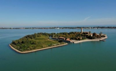 Italia pone a subasta islas y palacios