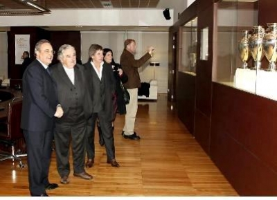 Florentino P&eacute;rez, anfitri&oacute;n de Jos&eacute; Mujica y Paco Casal en el Bernabeu