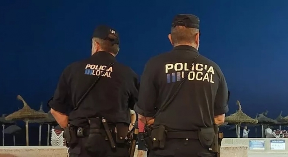 Dos agentes de la Polic&iacute;a Local de Palma (Mallorca) vigilando una playa.