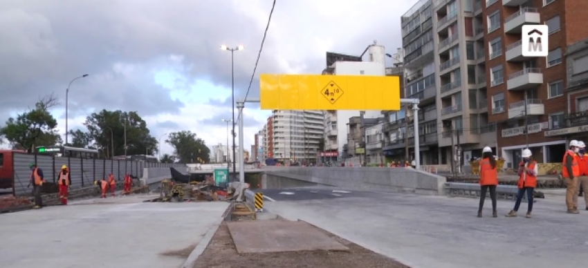 Ins&oacute;lito: la altura del t&uacute;nel de Avenida Italia en Montevideo &iexcl;no permite que pasen los buses "doble piso"!!