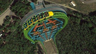 Una imagen de la lanzadera Zumanjaro (los tres vagones en paralelo) y de Kingda Ka, la monta&ntilde;a m&aacute;s alta del mundo, en la misma estructura.