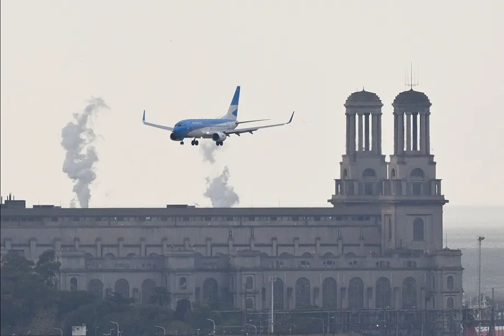 Un avi&oacute;n de Aerol&iacute;neas Argentinas aproxim&aacute;ndose la semana pasada al aeropuerto Jorge Newbery en Buenos Aires.