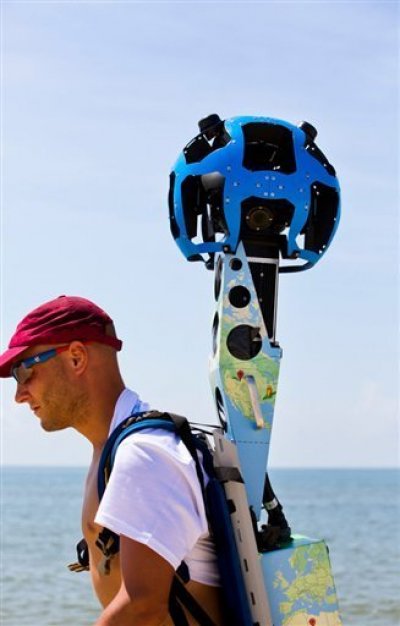 En esta foto del 30 de julio del 2013 y prove&iacute;da por Visit Florida, Chris Officer lleva 15 c&aacute;maras de Google mientars camina por una playa de la Isla St. George en Florida. Visit Florida, la agencia de turismo del estado, se asoci&oacute; con Google para generar im&aacute;genes y mapas de los 1328 kil&oacute;metros de playas de Florida. Visit Florida, Colin Hackley 