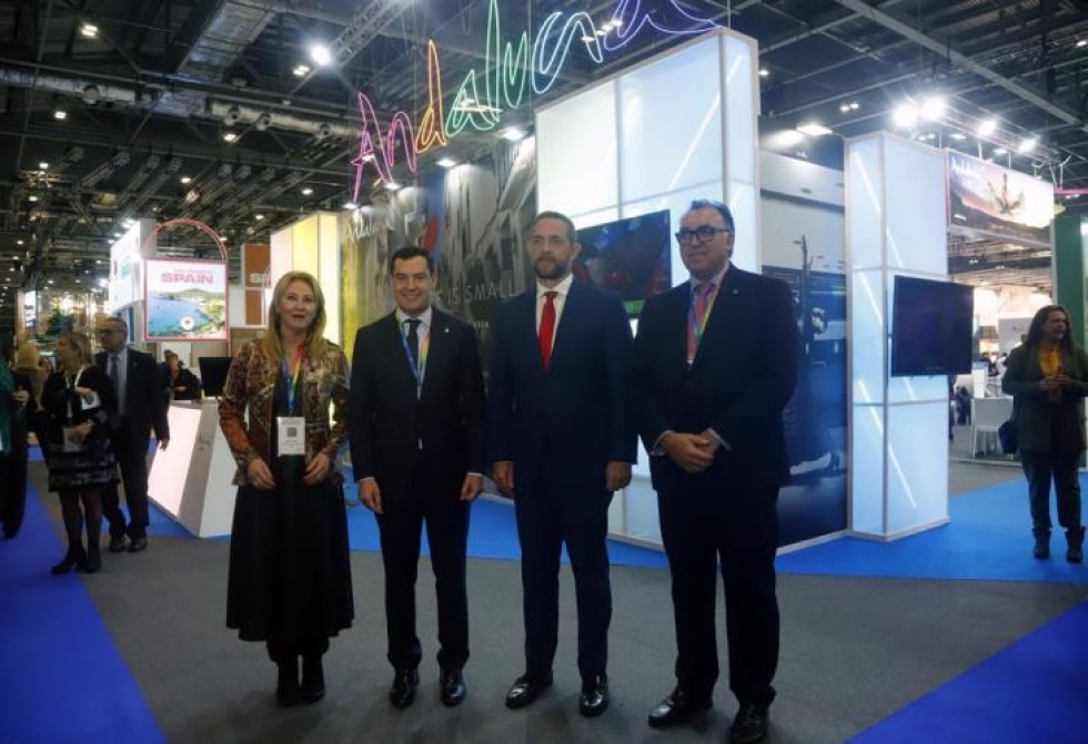 Consejera de Econom&iacute;a y Hacienda, Carolina Espa&ntilde;a; presidente de la Junta de Andaluc&iacute;a, Juanma Moreno Bonilla; Consejero de Turismo y Deportes, Arturo Bernal; Secretario de Estado de Turismo, Fernando Vald&eacute;s. 