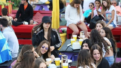  Los j&oacute;venes, due&ntilde;os de la movida en Punta del Este. 