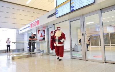 Pap&aacute; Noel aterriza su trineo en el Aeropuerto de Carrasco para celebrar la Navidad
