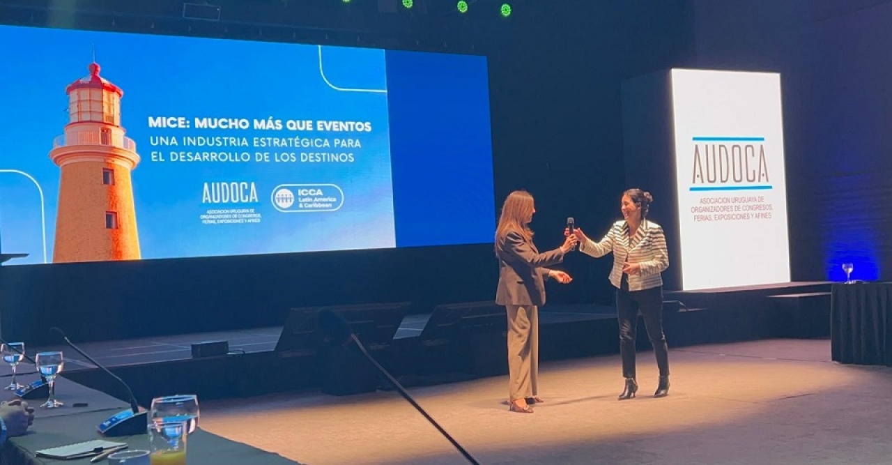 Carolina Adano, presidente de AUDOCA presenta a Leticia  Serrano, Gerente General de ICCA Latinoam&eacute;rica.