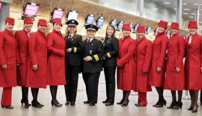 Maribel Porras, en el centro, junto a su tripulaci&oacute;n. El primer vuelo de Avianca solo con mujeres fue en el 2013.