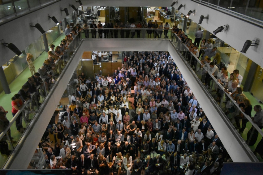 El edificio del MINTUR colapsado por una multitud en la asunci&oacute;n de Germ&aacute;n Cardoso y su equipo