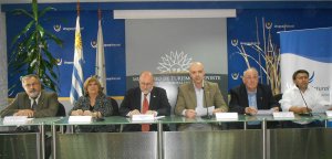 Francisco Rodriguez, Secretario AHRU; Mar&iacute;a Sara Ribeiro, Intendenta Interina de Montevideo; Juan Martinez, Presidente AHRU; Antonio Car&aacute;mbula, Ministro Interino de Turismo; Walter Sobrero, Presidente CIHTU; Alejandro D'Elia, Secretario CIHTU.
