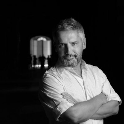 Es licenciado en Ciencias de la Comunicaci&oacute;n. Ha sido productor de En vivo y en directo en radio Sarand&iacute;, co-conductor de Agenda Confidencial en Canal 12 y columnista de opini&oacute;n en el diario El Pa&iacute;s. En 2010 public&oacute; Una forma de viajar. Placeres Mundanos (Aguilar), libro que da cuenta de su vocaci&oacute;n por los viajes y la literatura.