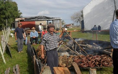 Turistas italianos conviven varios d&iacute;as con familias rurales