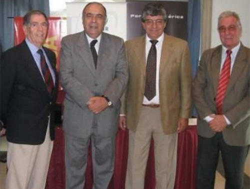 En diciembre de 2009,  Acerenza ya nos había dado una charla magistral. En la foto, junto al Ministro Héctor Lescano; nuestro director  y al Contador Fernando Mier