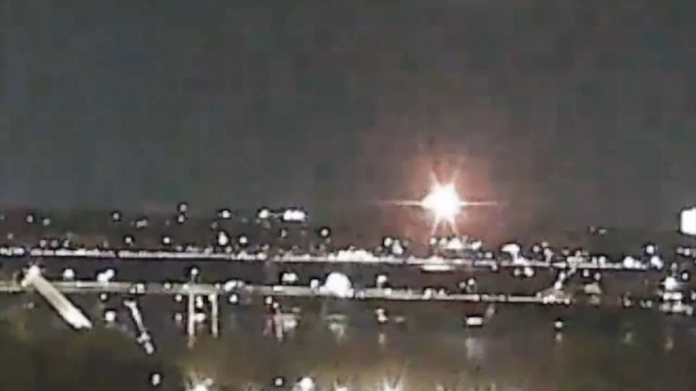 Un avi&oacute;n de American Airlines con 64 personas a bordo choca con un helic&oacute;ptero militar en Washington (EE.UU.)
