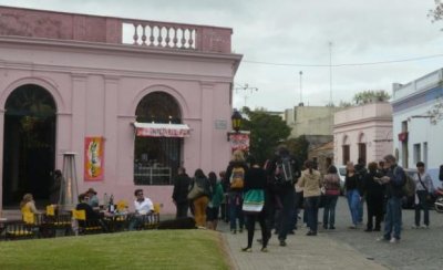 Los visitantes argentinos recorrieron los barrios hist&oacute;ricos de Colonia. 