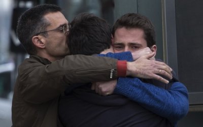 Familiares de las v&iacute;ctimas del vuelo 9535 de Germanwings se consuelan en el aeropuerto de Barcelona.