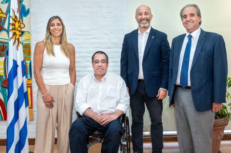 Reuni&oacute;n de transici&oacute;n en el Ministerio de Turismo de Uruguay