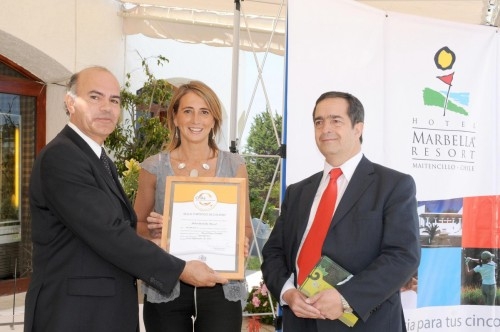 El Ministro Regional de Econom&iacute;a de Valpara&iacute;so, Mauricio Silva Malig, en el momento de hacer entrega de la certificaci&oacute;n a la Gerente General del  Hotel Marbella Resort, Soledad Santib&aacute;&ntilde;ez von Saint George, junto al Director Regional de Turismo (S), Regi&oacute;n de Valpara&iacute;so, Javier G&oacute;mez Monsalves