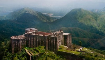 Espectaculares vistas: la Ciudadela se encuentra en la cima de la monta&ntilde;a Chaine Bonnet l'Eveque, a casi 1.000 metros de altitud.