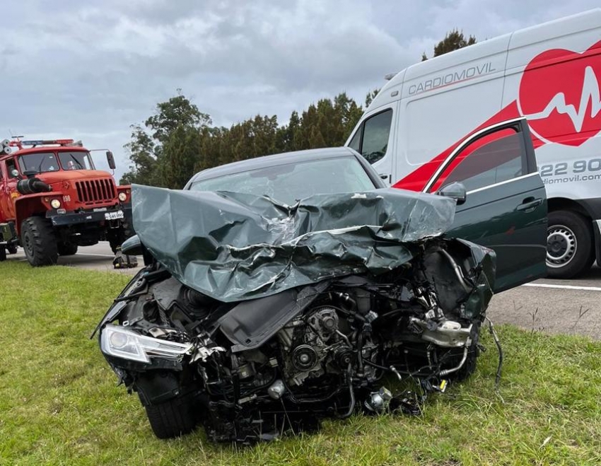 Así quedó el coche que venía a contramano.