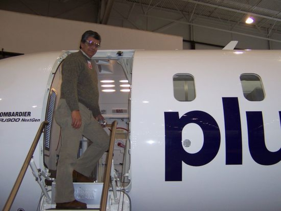 Sergio Antonio Herrera en marzo de 2008 subiendo al CRJ900 Bombardier que ser&iacute;a CX-CRA, en el Aeropuerto Internacional Montreal-Mirabel, Canad&aacute;, a 39 kil&oacute;metros al noroeste de Montreal