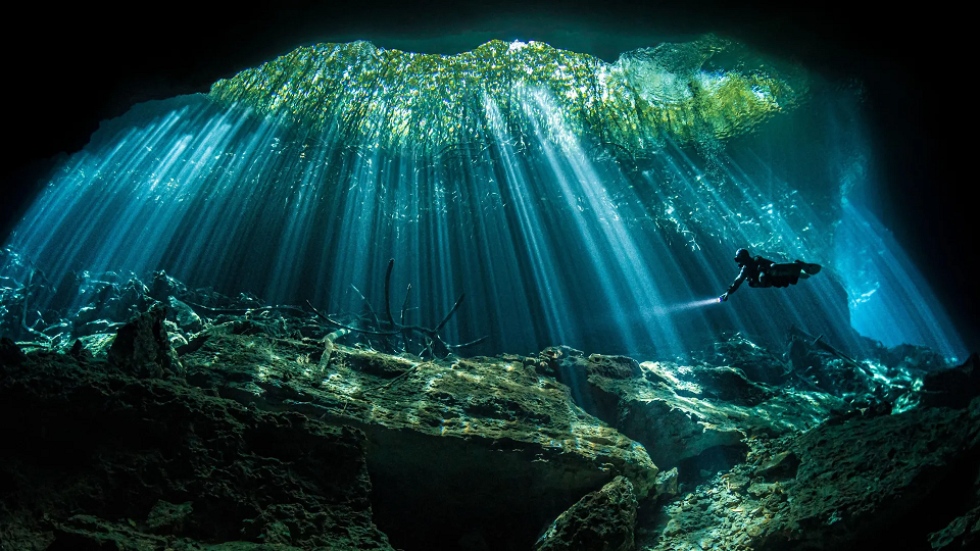 Buceador en un cenote de Quintana Roo M&eacute;xico.