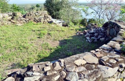 Varios sectores del muro del Fuerte Borb&oacute;n se desmoronan sin que las autoridades competentes concreten planes para preservar este sitio hist&oacute;rico.