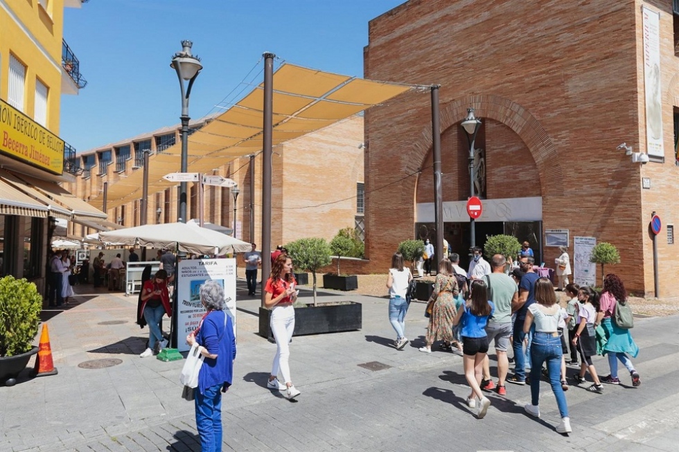 Turistas en la puerta del Museo de Arte Romano de M&eacute;rida