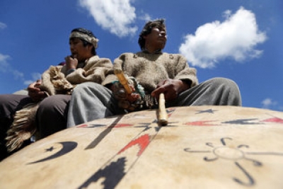 Fotograf&iacute;a de archivo del 7 de diciembre de 2012 que muestra dos hombres tocando instrumentos de m&uacute;sica tradicionales, en la comunidad mapuche Llaguepulli a orillas del Lago Budi, en la regi&oacute;n de la Araucan&iacute;a, Chile. La comunidad Llaguepulli, en pleno coraz&oacute;n del territorio mapuche en el sur de Chile, ha apostado por el turismo &eacute;tnico para preservar su ancestral cultura, que ha perdurado a lo largo de los tiempos. 