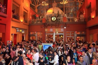 Miles llenan centros comerciales de Miami-Dade en adelanto del Viernes Negro  