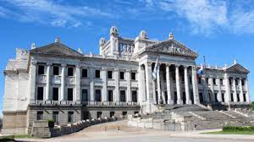 Parlamento uruguayo aprueba Ley con nuevas medidas econ&oacute;micas por Covid-19
