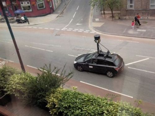 Google prueba con &eacute;xito coches que conducen solos