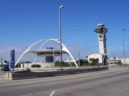 Inician huelga en aeropuerto de los &Aacute;ngeles para denunciar abusos
