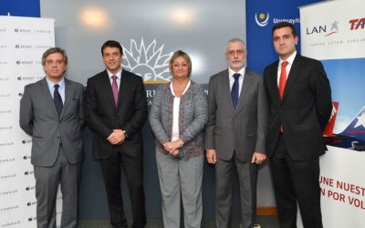 Juan Lescarboura, Gerente General del Aeropuerto Laguna del Sauce, Punta del Este; Juan Eduardo Garc&iacute;a, Gerente General de Enjoy Conrad; Liliam Kechichian, Ministra de Turismo; Benjam&iacute;n Liberoff, Subsecretario de Turismo; Francisco Chiari, Gerente General de Latam Airlines Group S.A. del Uruguay.