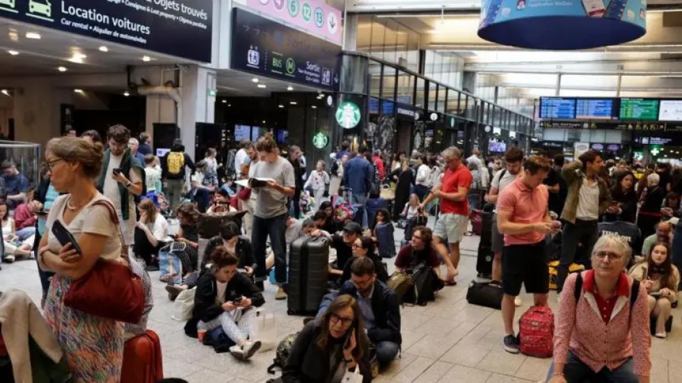 Los pasajeros esperan la salida de sus trenes en la estaci&oacute;n de tren Gare Montparnasse en Par&iacute;s.