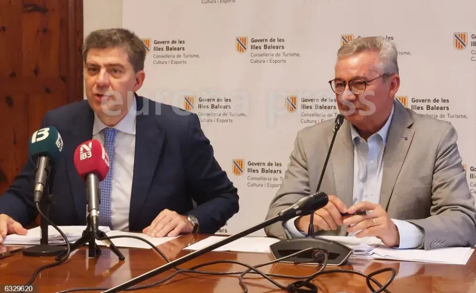 El conseller de Turismo, Cultura y Deportes, Jaume Bauz&agrave;, y el director de Turismo, Pep Aloy, en rueda de prensa