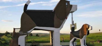 Situado en Cottonwood (Idaho), es un alojamiento con forma de perro beagle gigante. (Dogbarkparkinn.com)