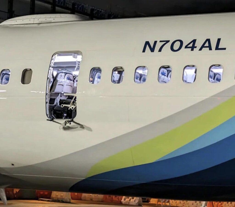 &iquest;Reaparece el fantasma de los Boeing 737 MAX?. Explota puerta de uno de ellos en pleno vuelo de Alaska Airlines