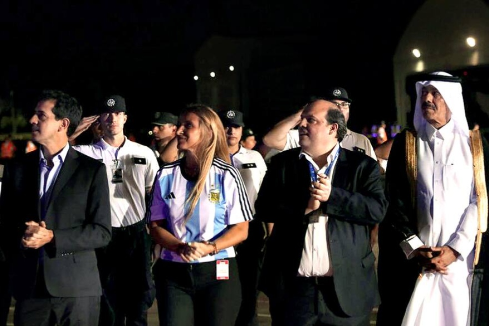El ministro Wado de Pedro; la directora de Migraciones, Florencia Carignano; y Pablo Ceriani, presidente de Aerol&iacute;neas Argentinas, miran bajar a la selecci&oacute;n con la Copa del Mundo