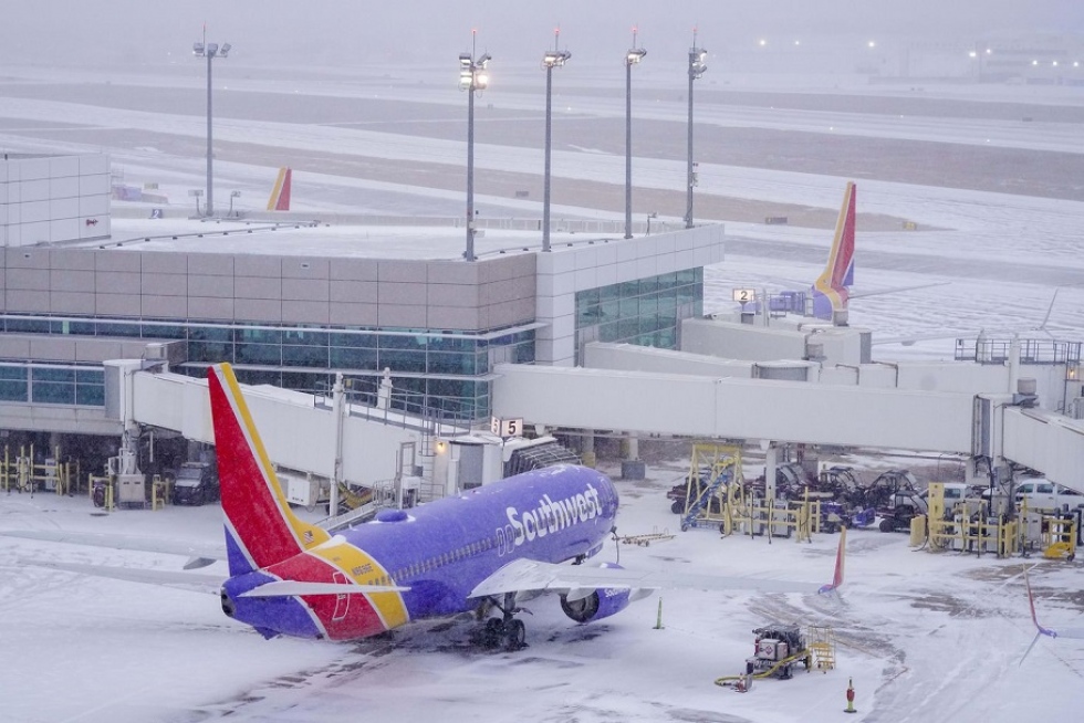 Miles de cancelaciones en las aerol&iacute;neas por otra tormenta invernal en EE.UU.