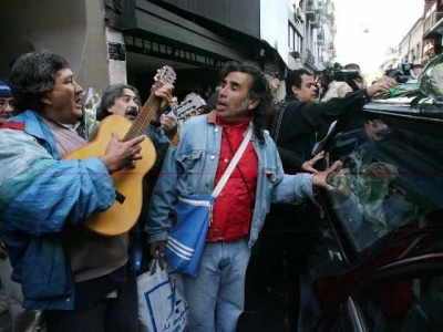  Una multitud despidi&oacute; a Facundo Cabral y el Gobierno decret&oacute; tres d&iacute;as de duelo nacional. 